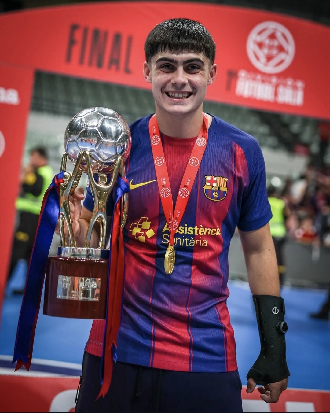 Lucas Granda con la Copa de liga.